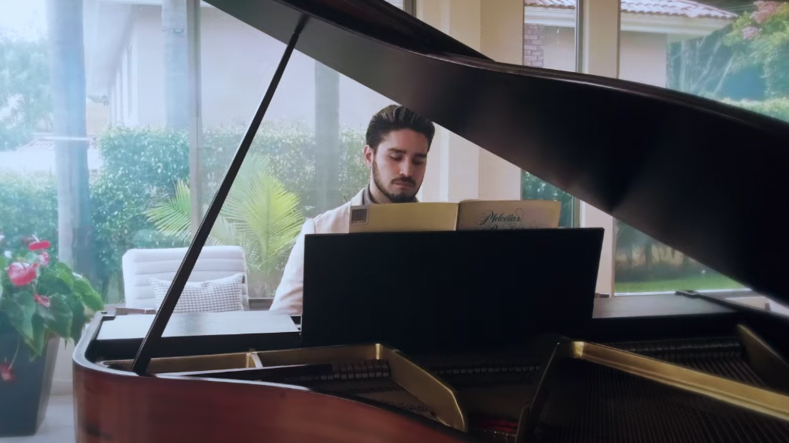 photo de Abus 2 Confiance nous met des étoiles plein les yeux avec son nouveau clip For you my love