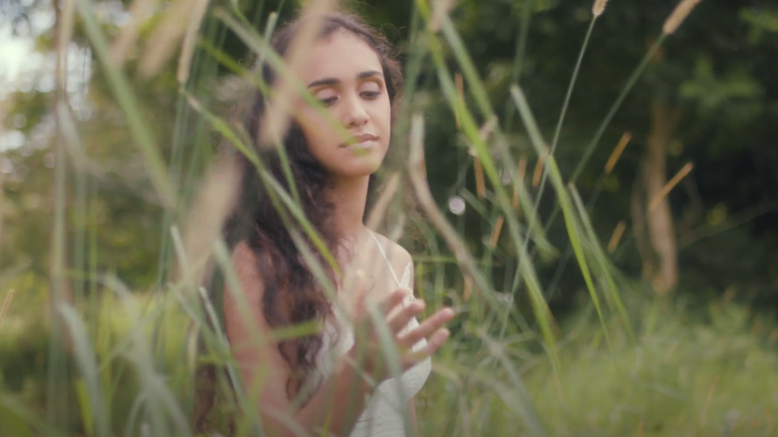 photo de LYLIA, éblouissante dans son nouveau clip Le Soleil