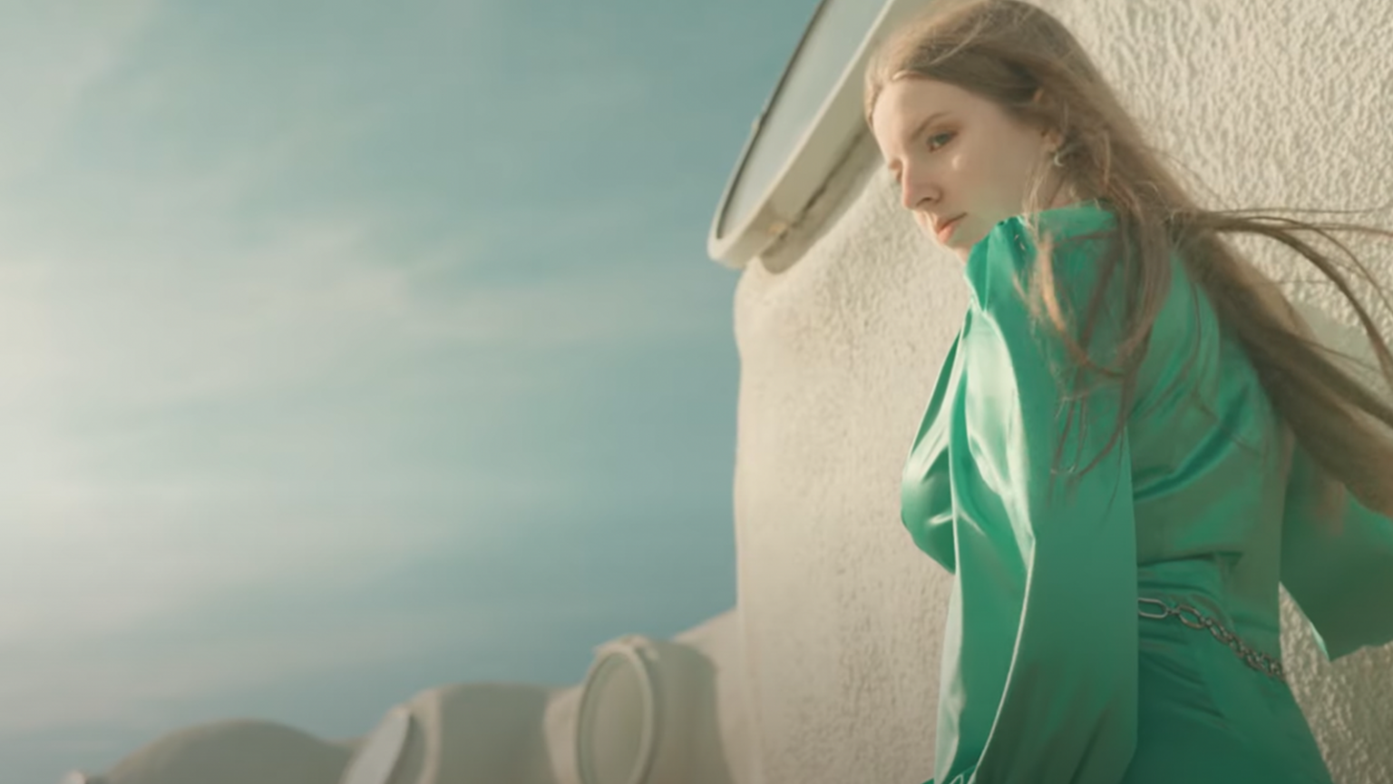 photo de Liavae joue avec les « Ombres chinoises » dans son nouveau clip