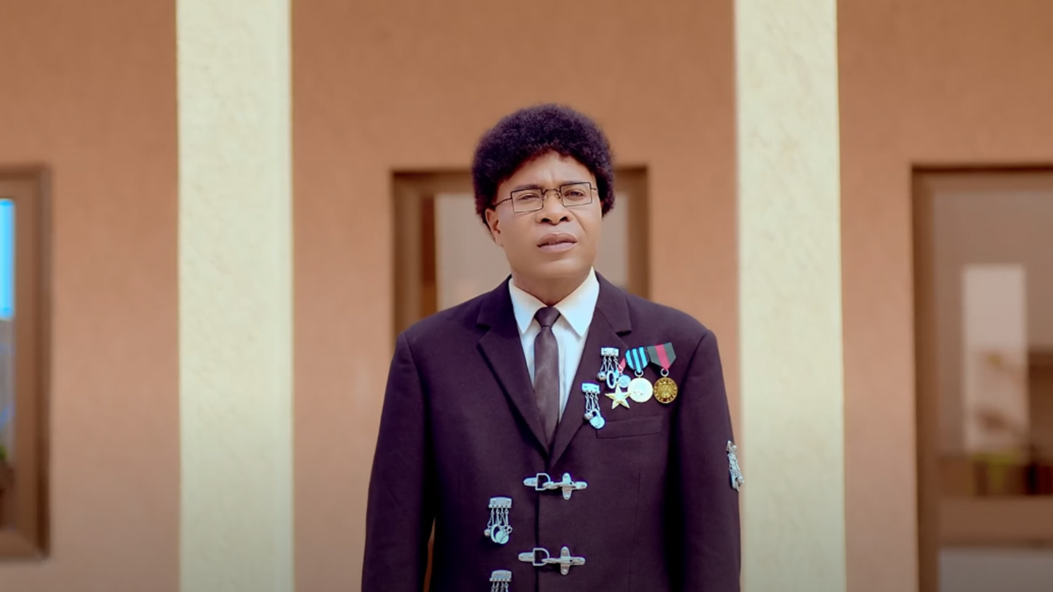 photo de oBruLeBru rend hommage à toutes les mamans dans son nouveau clip