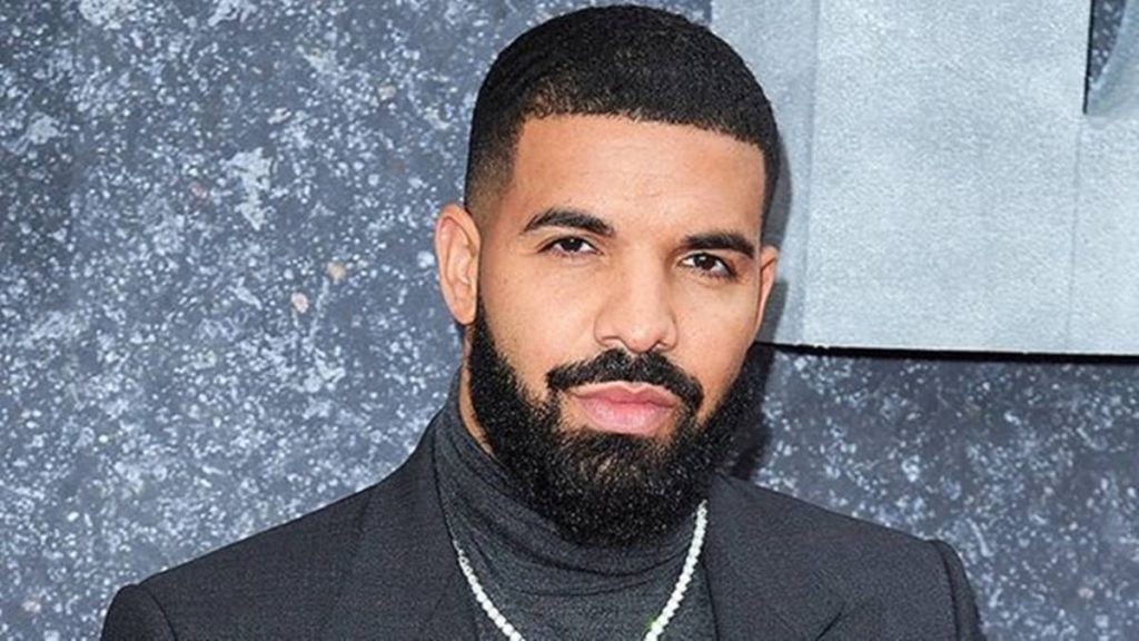 Photo de Drake vend sa villa de Beverly Hills et elle est incroyable !