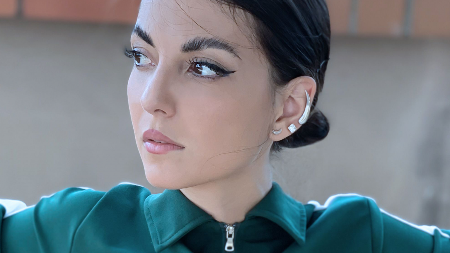 photo de ALBA partage ses « Secrets » avec nous dans son nouveau clip