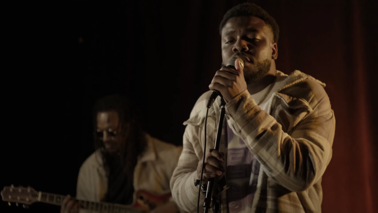 Anton Delee rend hommage à sa « Maman » dans son nouveau clip photo de Anton Delee rend hommage à sa « Maman » dans son nouveau clip