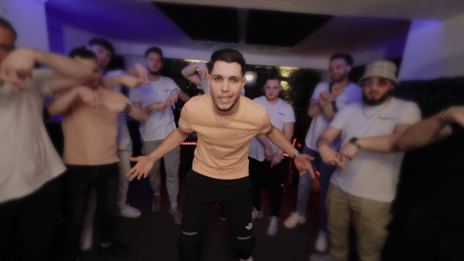 photo de Dousspac accélère dans son nouveau clip « 220 »