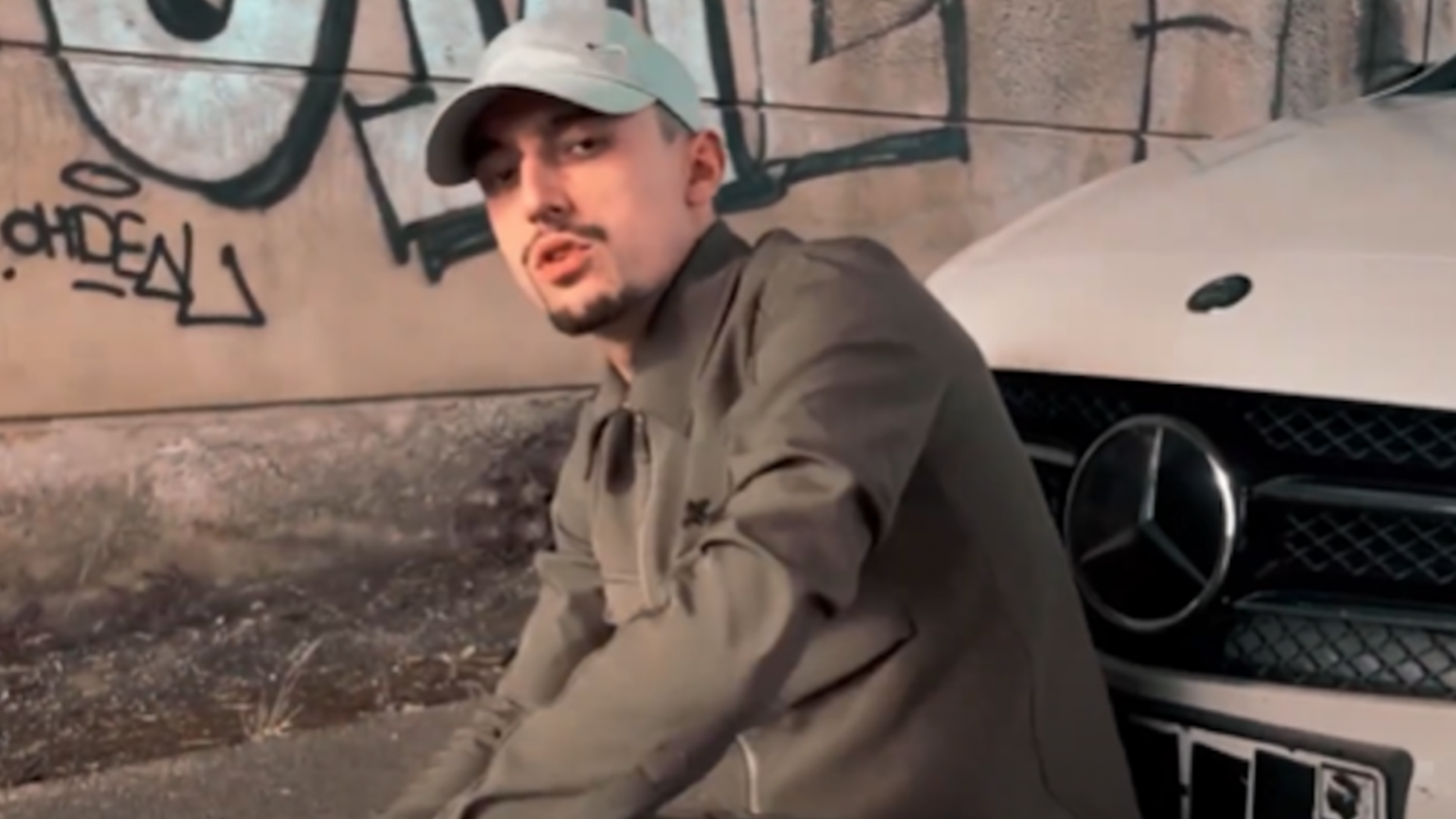 LM se prend pour « Joker » dans son nouveau clip photo de LM se prend pour « Joker » dans son nouveau clip