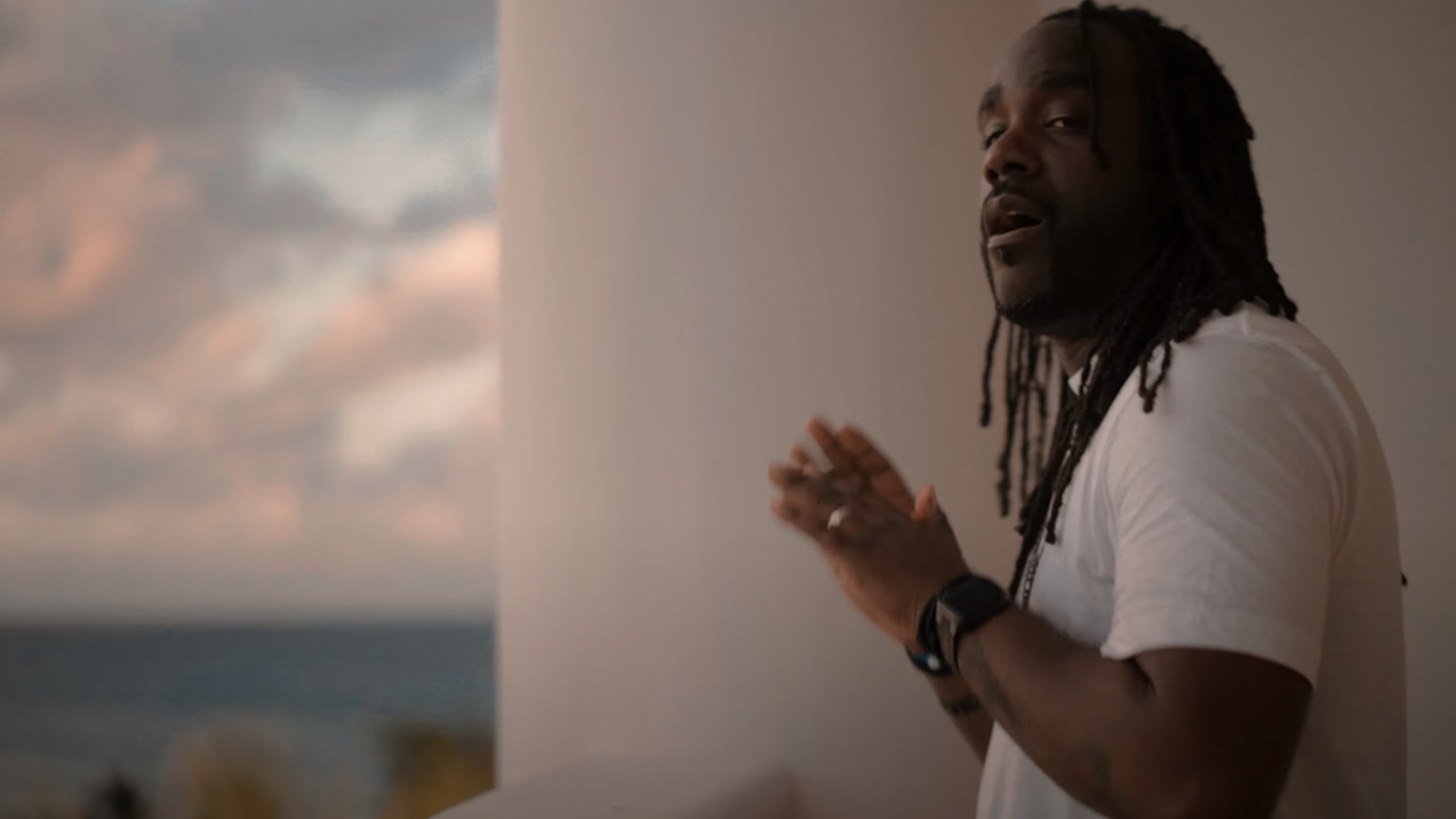 photo de LeFLOFRANCO chante l'amour dans son nouveau clip « Partenaire de vie »