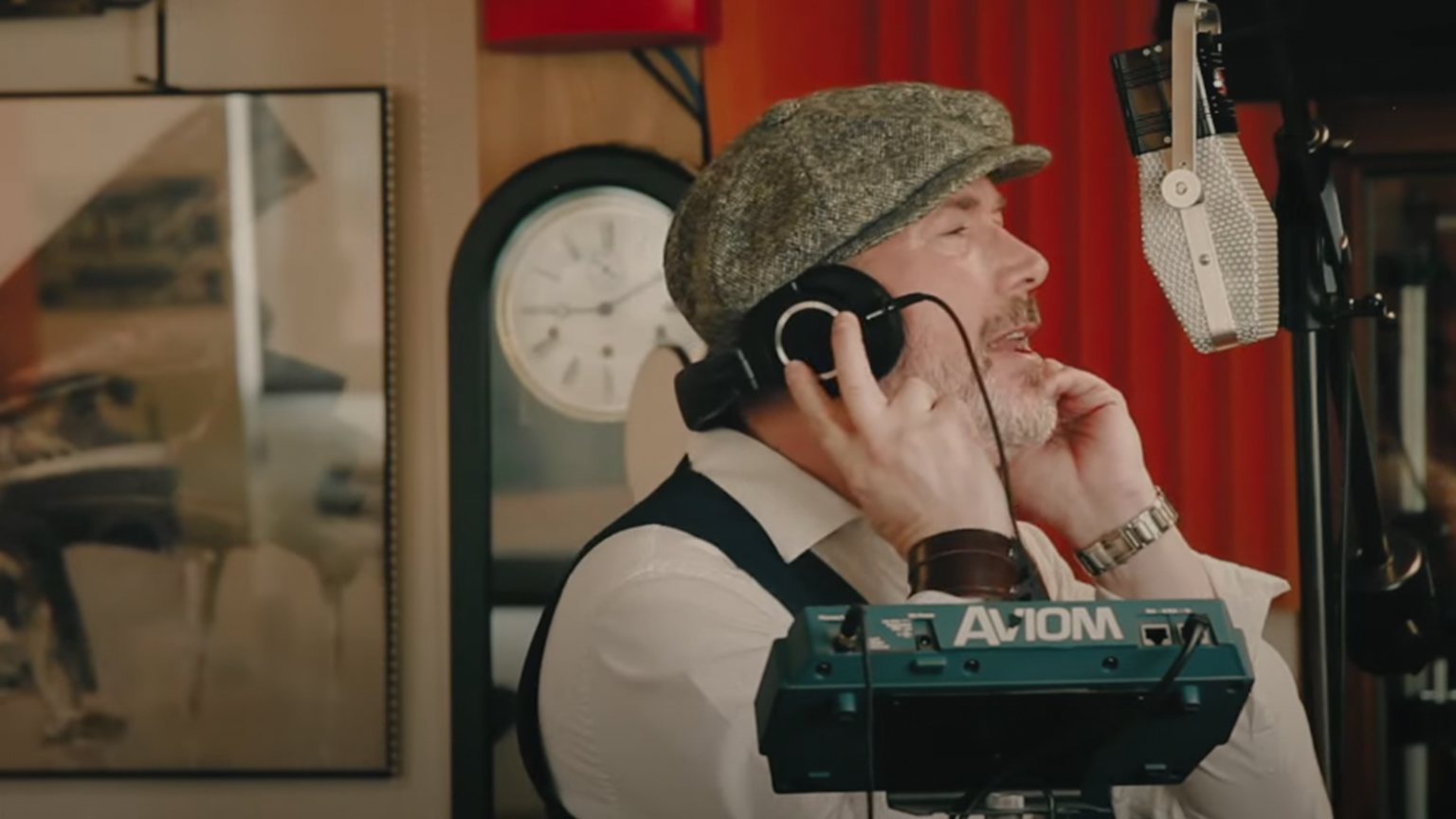 photo de Mike Sinclair nous invite en studio pour une surprise de taille...