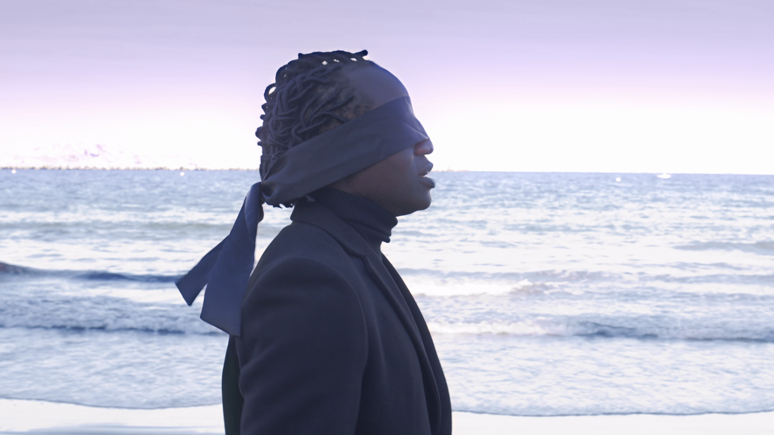 photo de Myster Ezin avance dans le noir pour son nouveau clip « Te chérir »