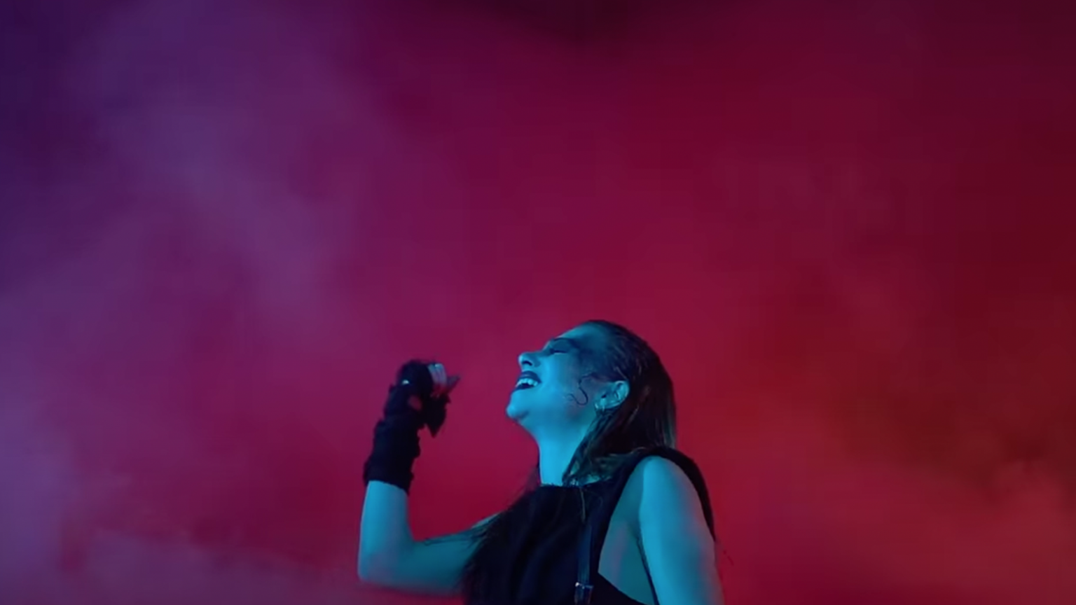 photo de Shawna met le feu à l'instru pour son nouveau clip PHŒNIX