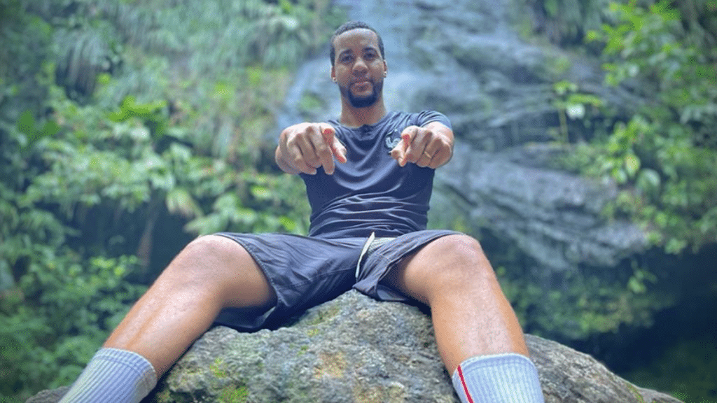 Steffrem rappe pour le « Tout Puissant » dans son nouveau clip