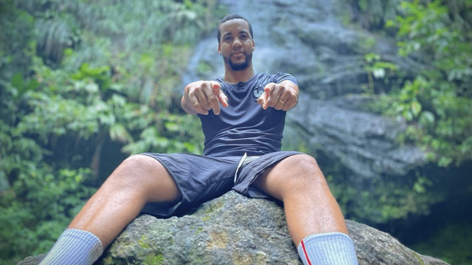 photo de Steffrem rappe pour le « Tout Puissant » dans son nouveau clip