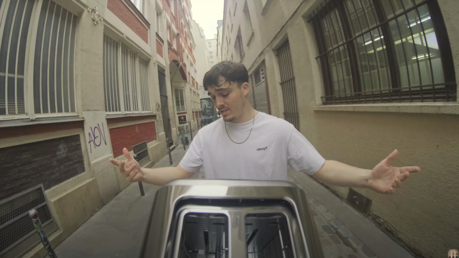 Photo de Go faire un tour dans le « Toaster », le nouveau clip d'Aldrin Lovell