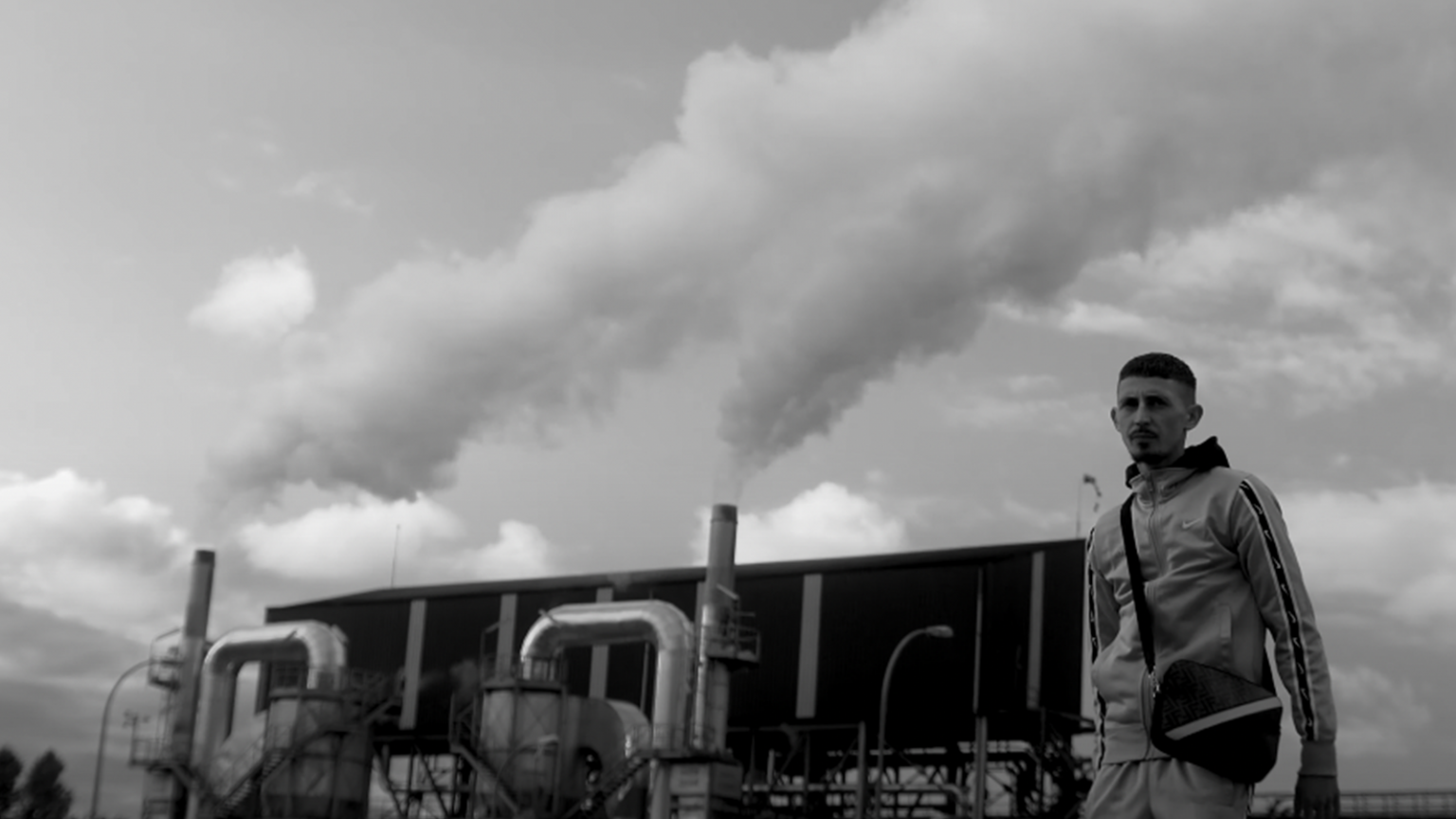 Kuz, pensif dans son nouveau clip « XI » photo Kuz, pensif dans son nouveau clip « XI »