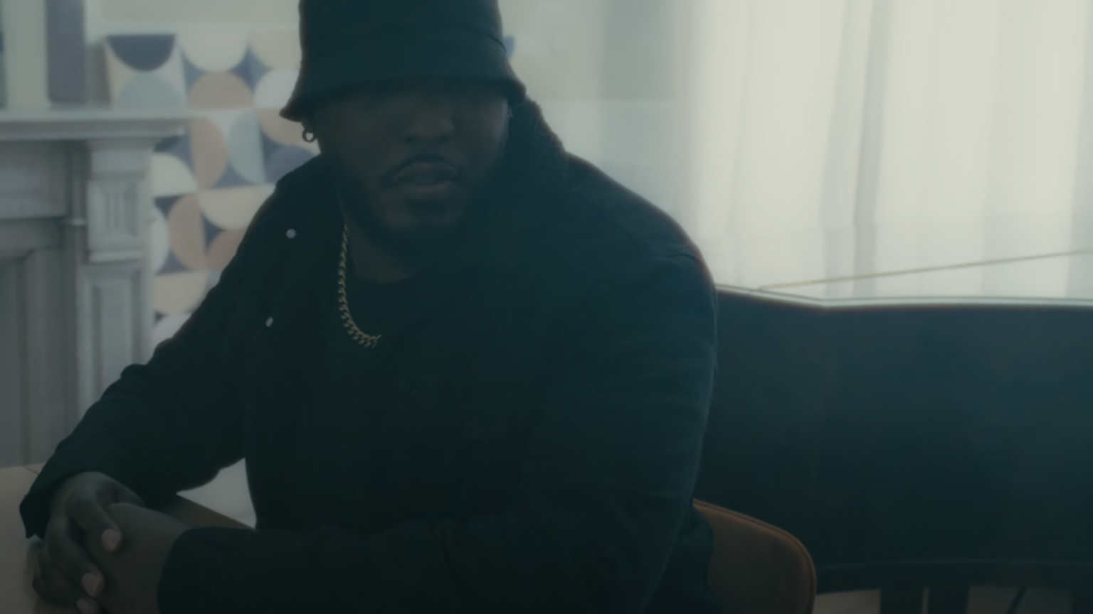 photo Oster voit les choses en « XL » pour son nouveau clip