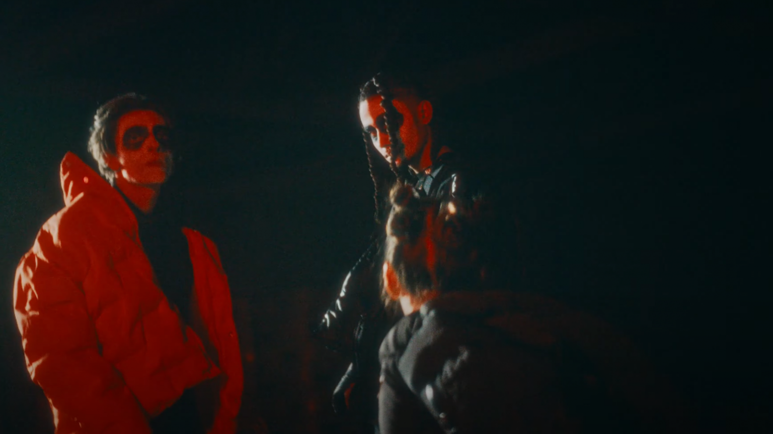 photo PASSBOI, maléfique dans son nouveau clip « LE LOBBY »