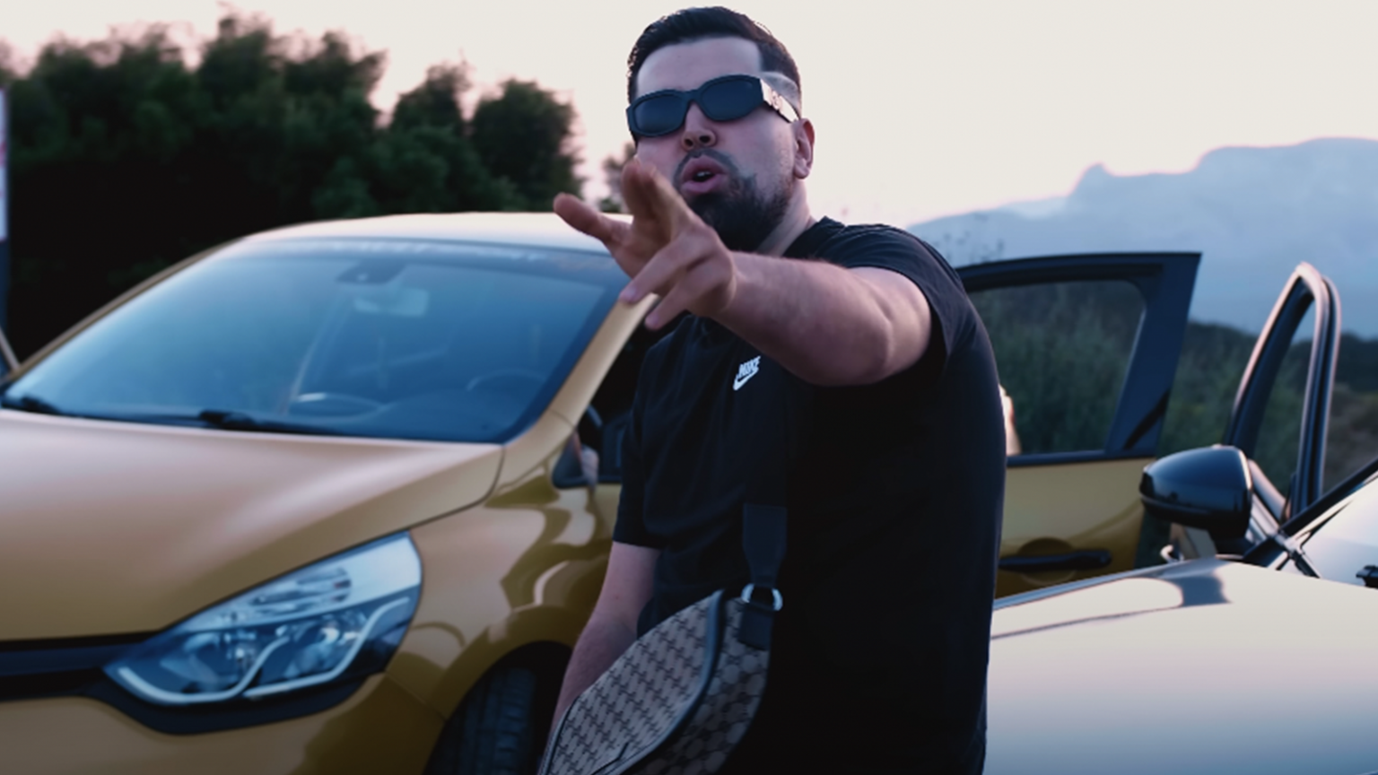 photo de Ambiancez-vous tout l'été avec « je vide la teille », le nouveau clip de Siinay