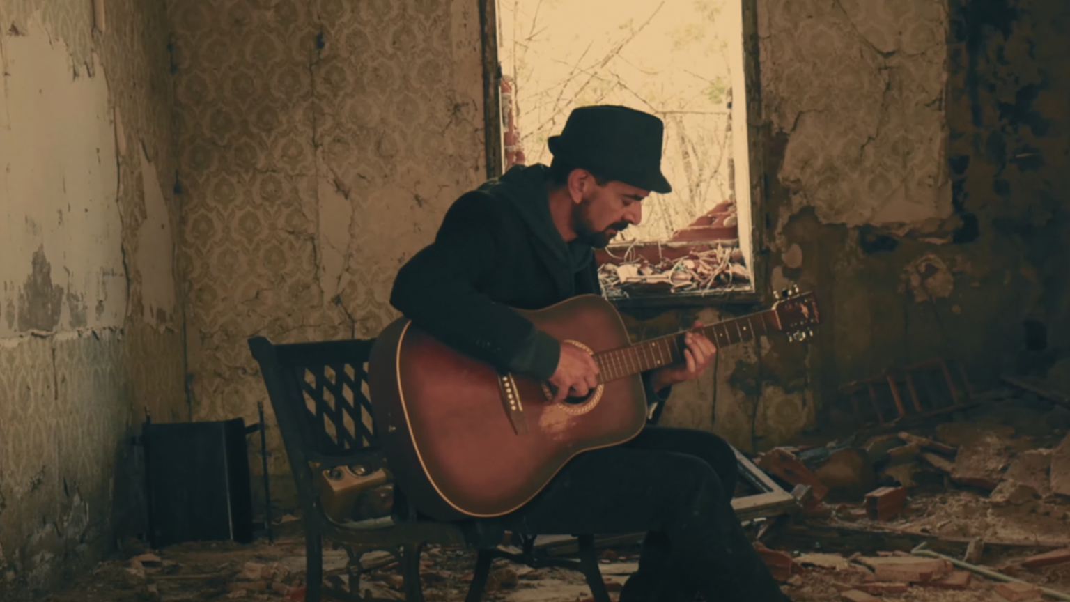 photo de Frédéric Tahar nous parle de « Ma Musique » dans son nouveau clip