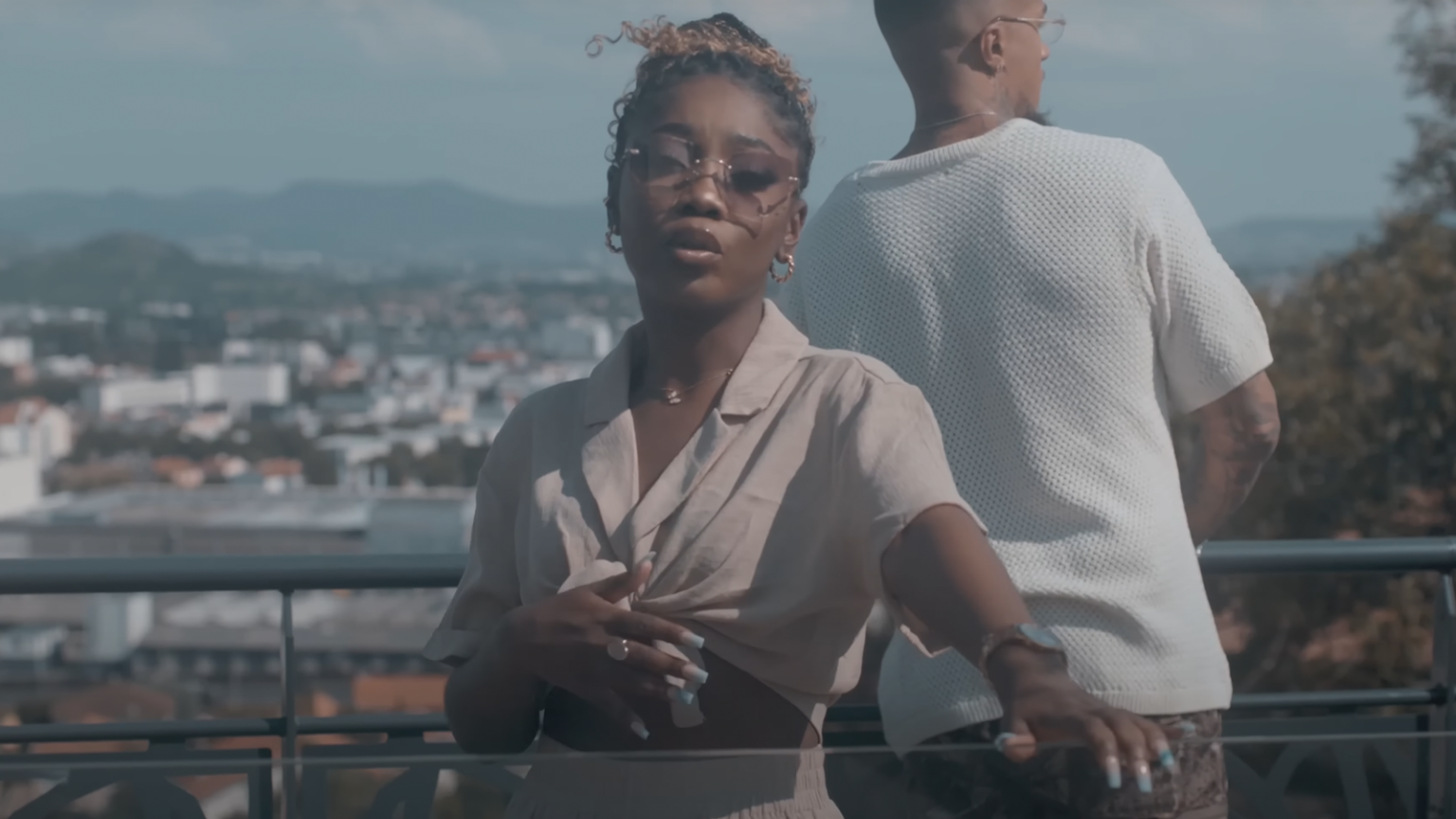 photo de Il n'est pas « Trop Tard » pour regarder le nouveau clip de Yena Blue !
