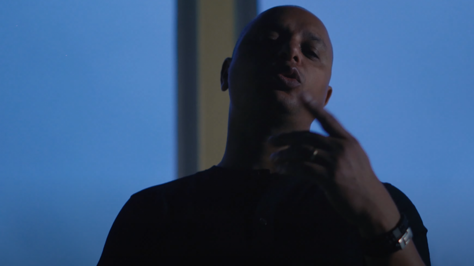 photo de Lhomé impressionne dans son nouveau clip « KINGSMAN »