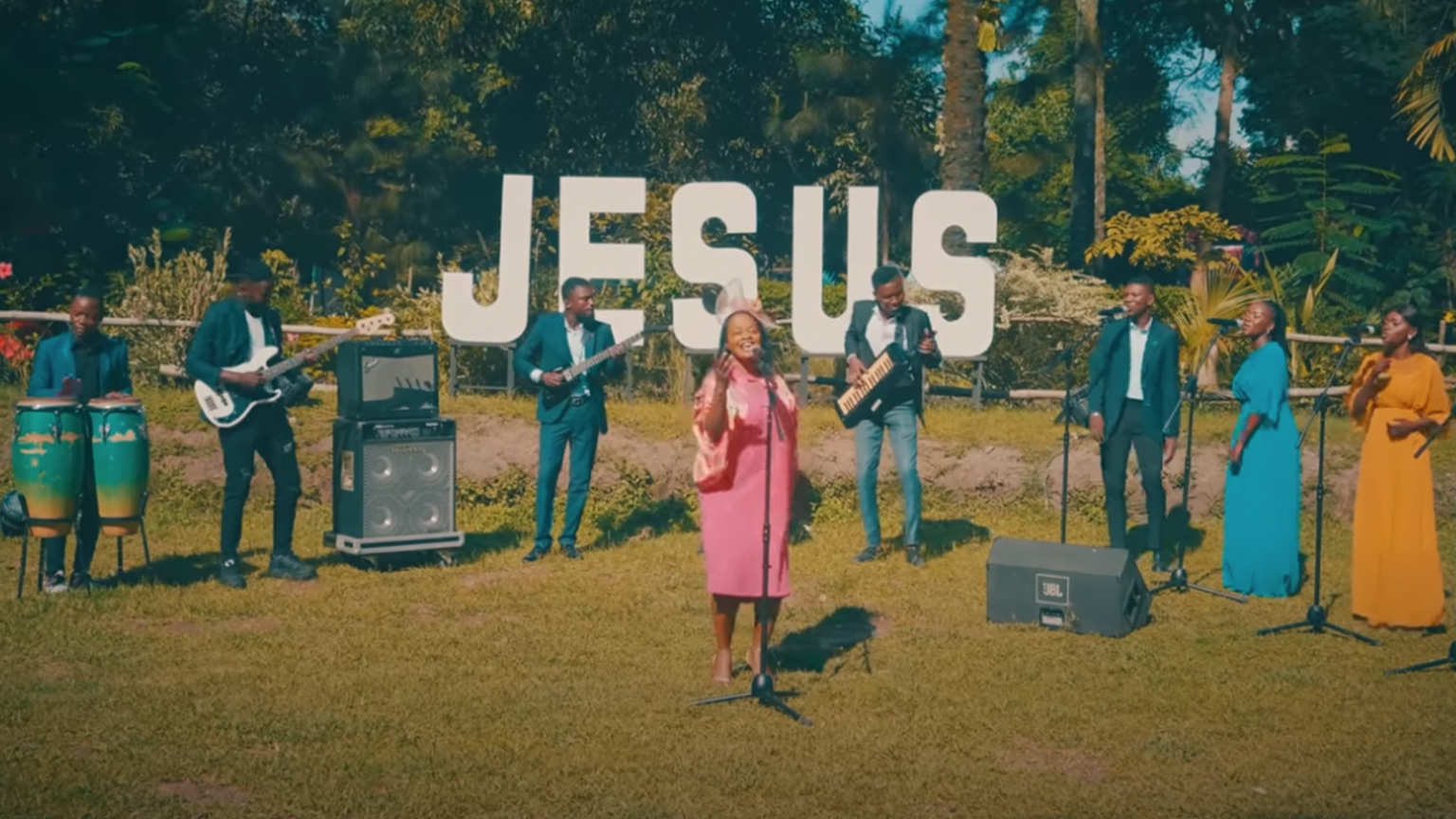 photo de Préparer vous à accueillir « JÉSUS » dans vos cœurs avec le tout nouveau clip de JULIA PRINCIA