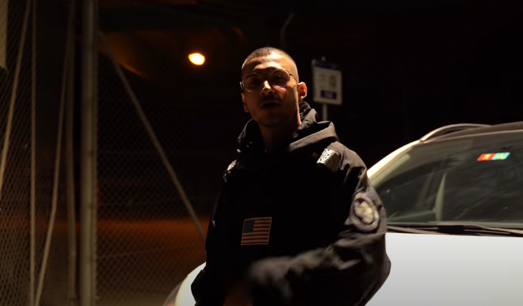 Photo de Ice "Passe le cap" avec brillo pour son nouveau clip