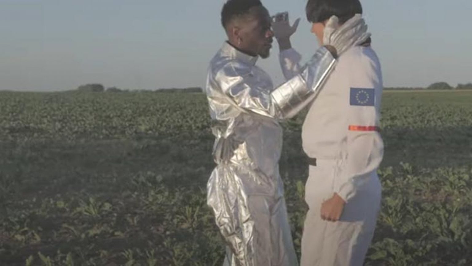 Photo de Check va sur une autre planète pour Elle au pluriel
