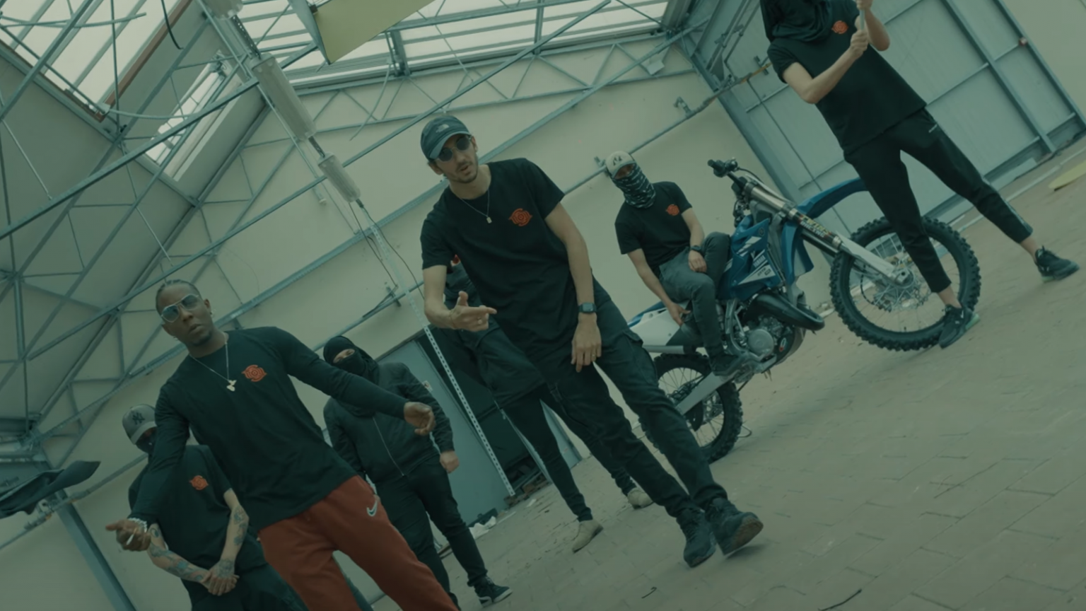 Photo de Ebash est loin de faire son « MINIMUM » pour son nouveau clip