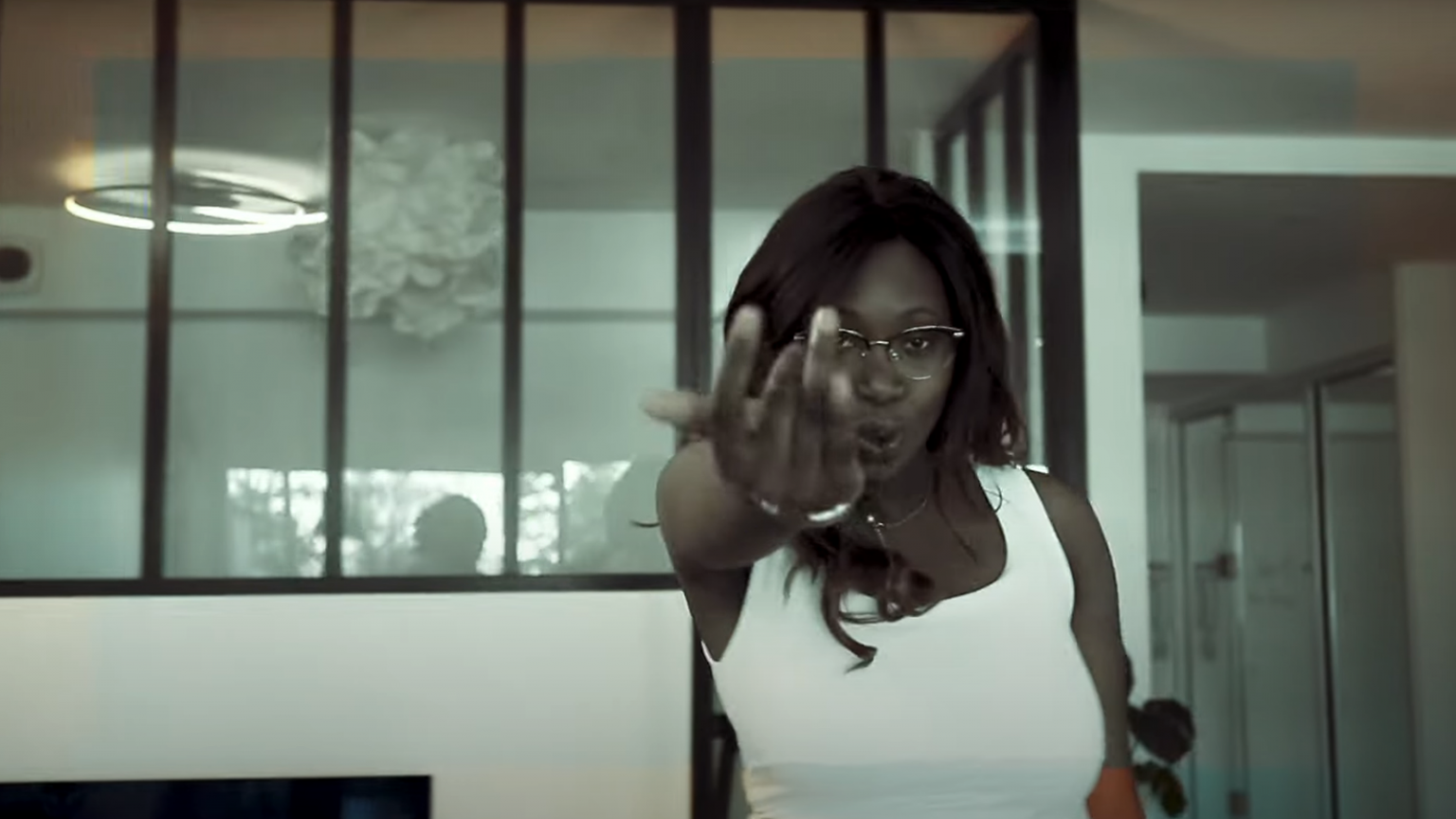 Photo de Ella Indiana chante pour son « Surcoté » dans son nouveau clip