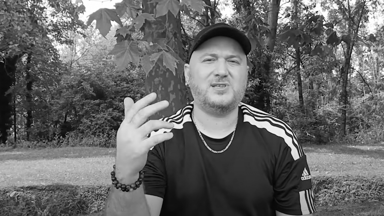 Photo de FAAB est « Intouchable » dans son nouveau clip