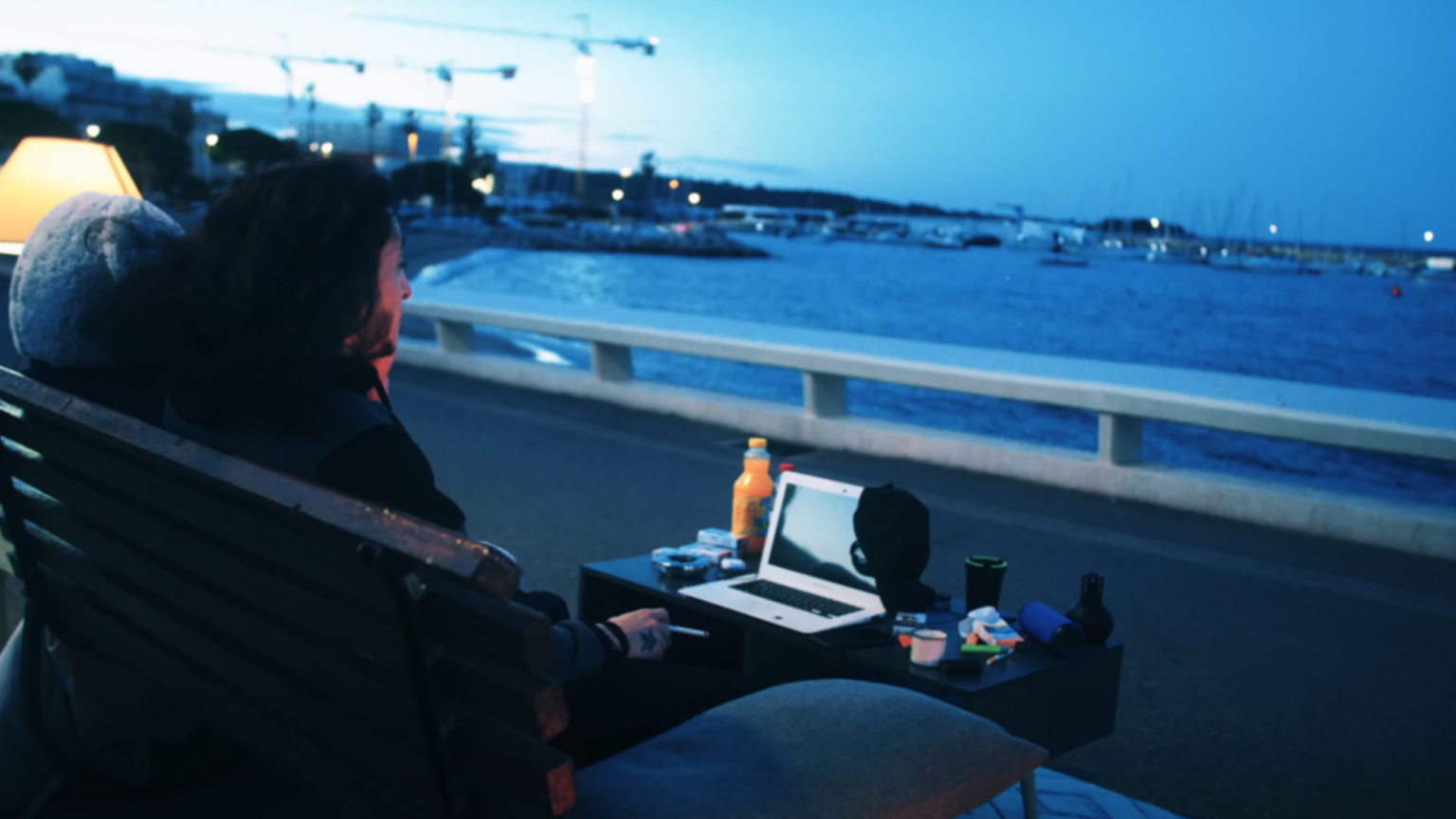 Isow, « Seul Sur Un Banc » pour son nouveau clip Photo de Isow, « Seul Sur Un Banc » pour son nouveau clip