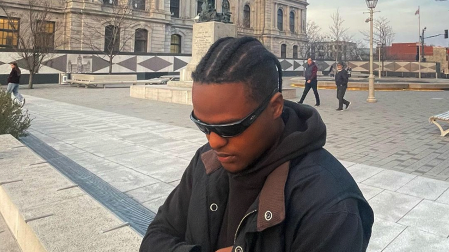 Photo de Juxxi Da Vinci en mode « Fast Life » pour son nouveau clip