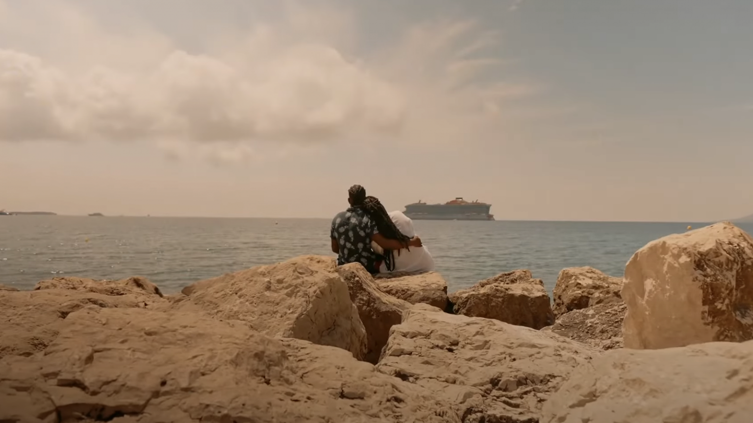 Photo de Kinzo raconte sa plus belle love story dans son nouveau clip « WARI »