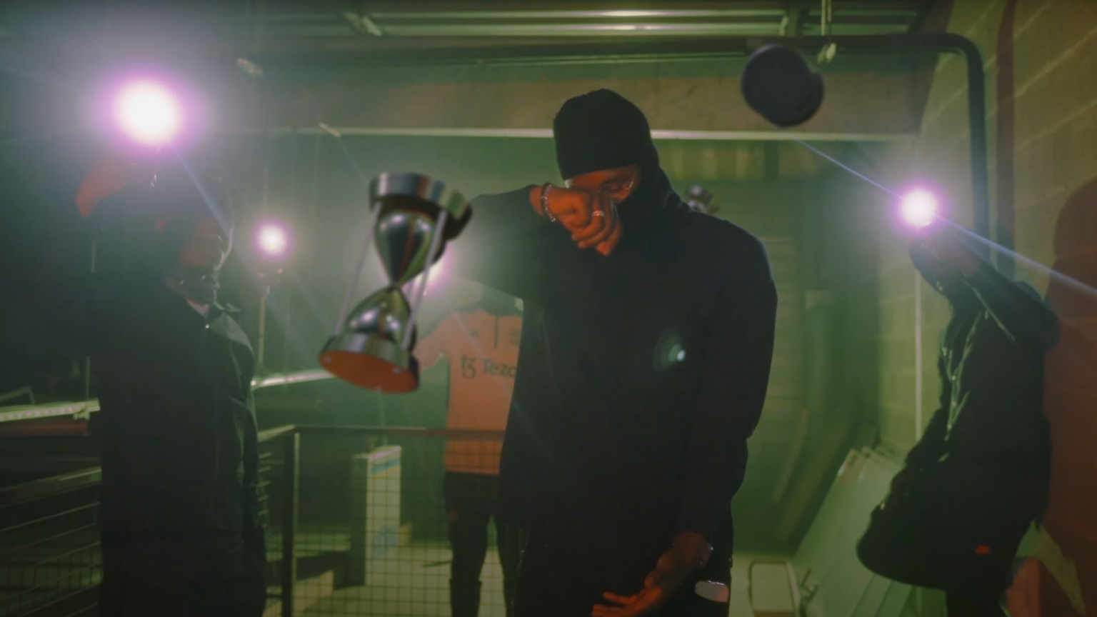 Photo de Le temps file dans le nouveau clip de Lvrix, « Sablier »