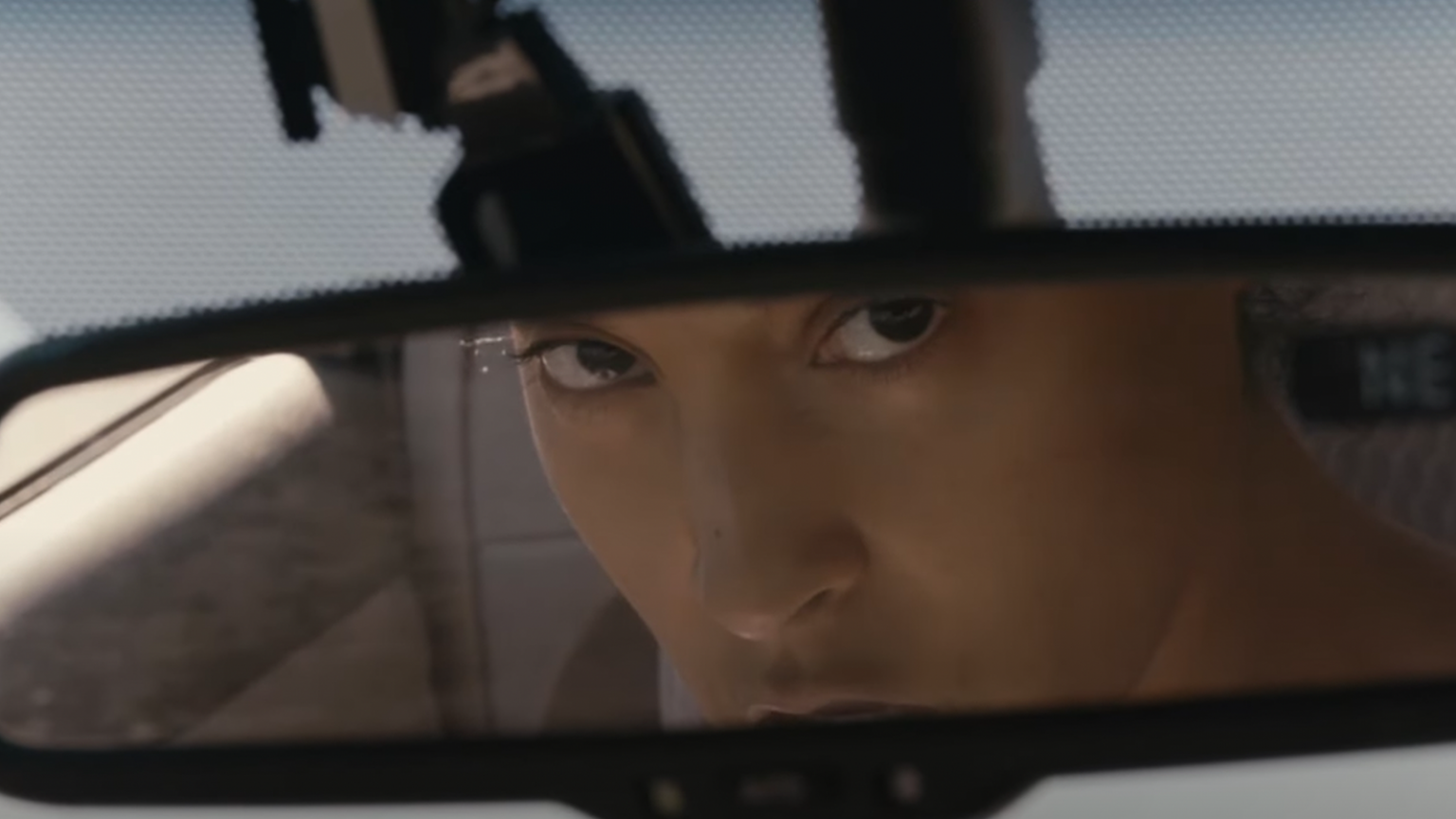 M.A.D. est « La Fille de Personne » dans un nouveau clip renversant Photo de M.A.D. est La Fille de Personne dans un nouveau clip renversant