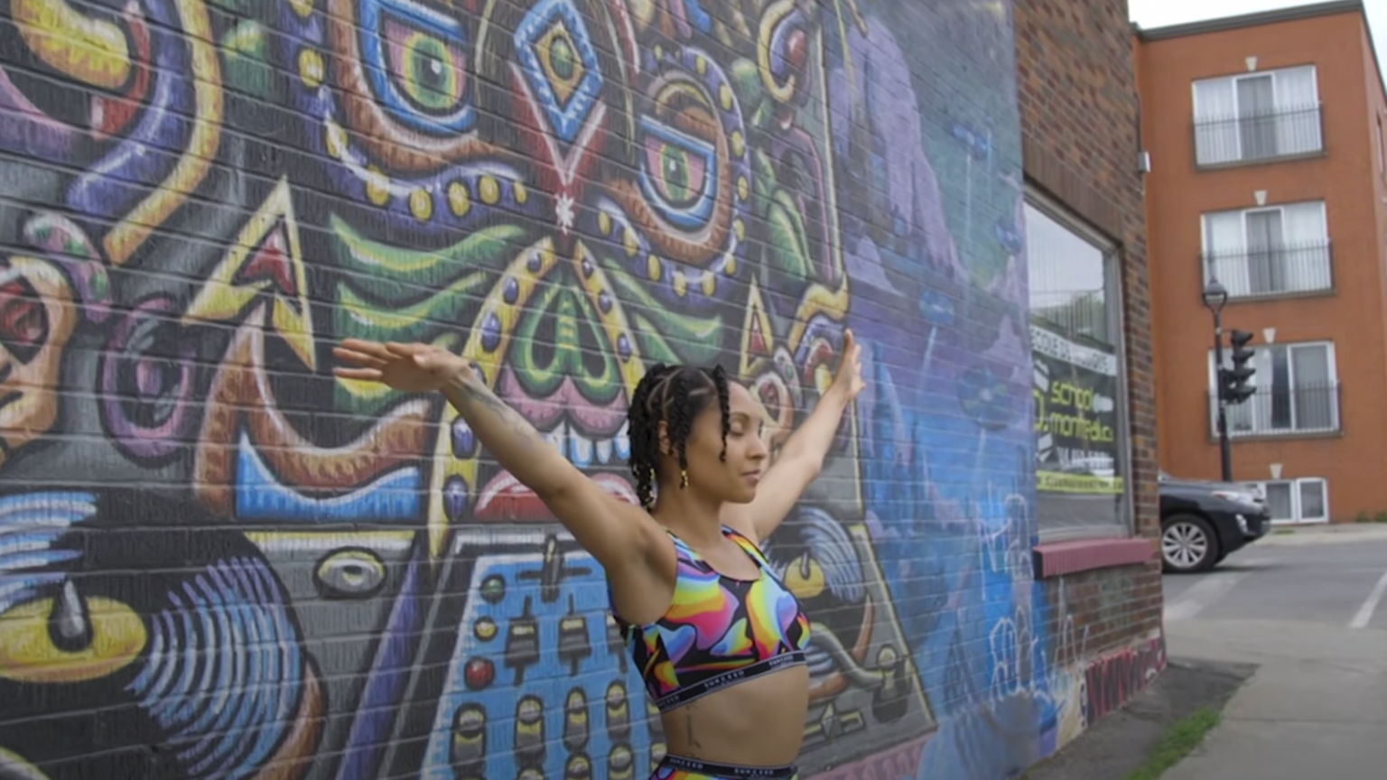 Photo de M.A.D. très en forme dans son nouveau clip La Belle Époque