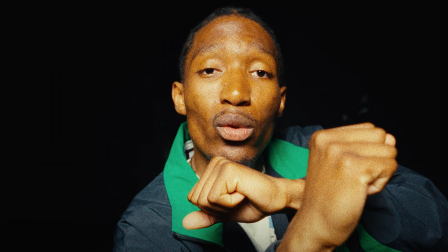 MOYKO est une machine dans son nouveau clip « ChatGPT » Photo de MOYKO est une machine dans son nouveau clip « ChatGPT »