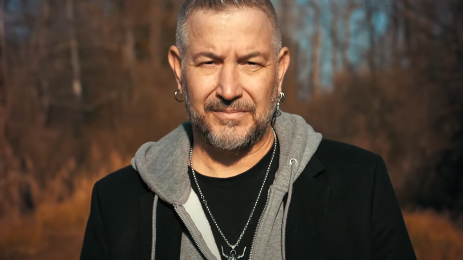 Photo de PHIL CERDA veut Vivre libre dans son nouveau clip