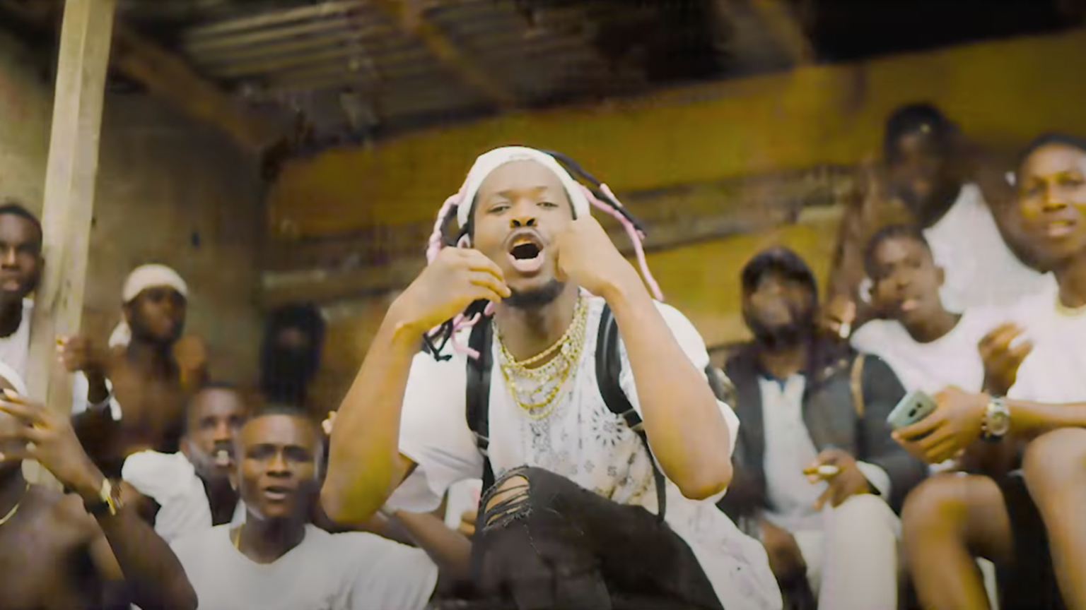 Photo de R.Polivalente travaille dur pour Gonzo dans son nouveau clip