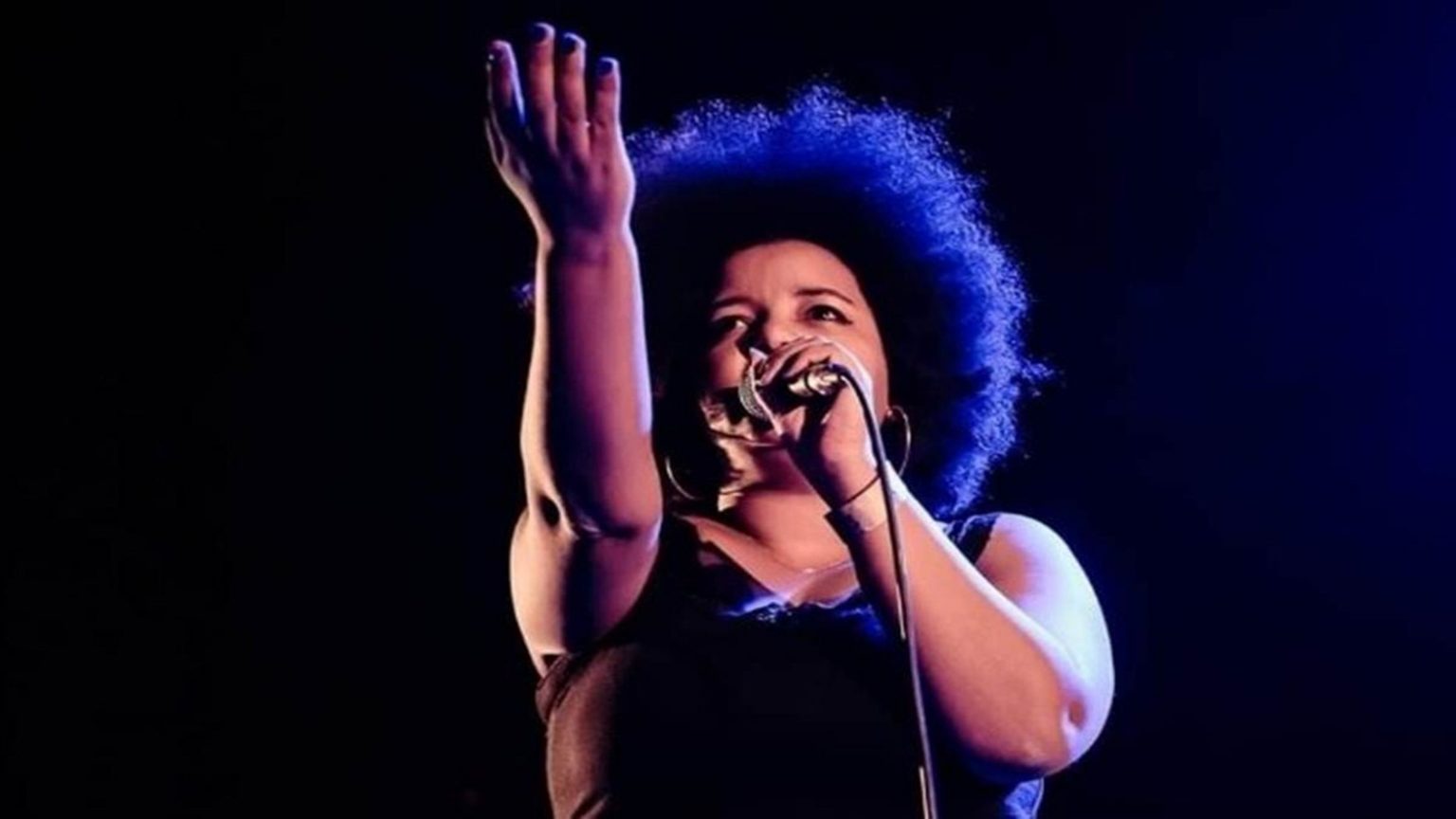 Photo de Sarah Mikovski nous fait voyager avec son titre Championne