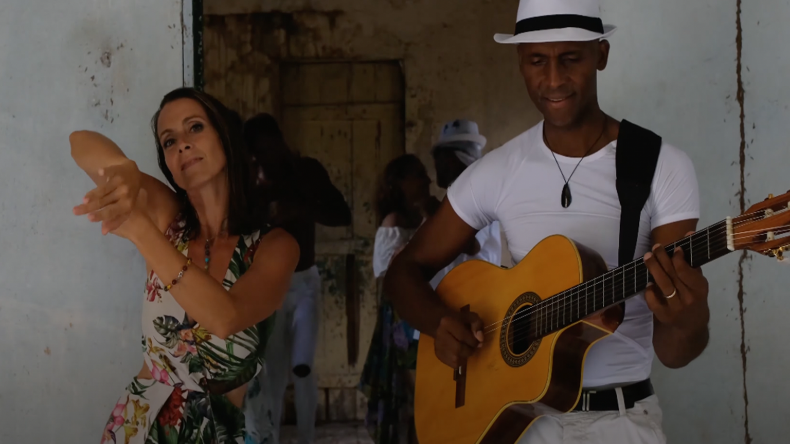 Photo de Un peu de tendresse avec le nouveau clip de KAF-KONS, TOUJOURS LÀ