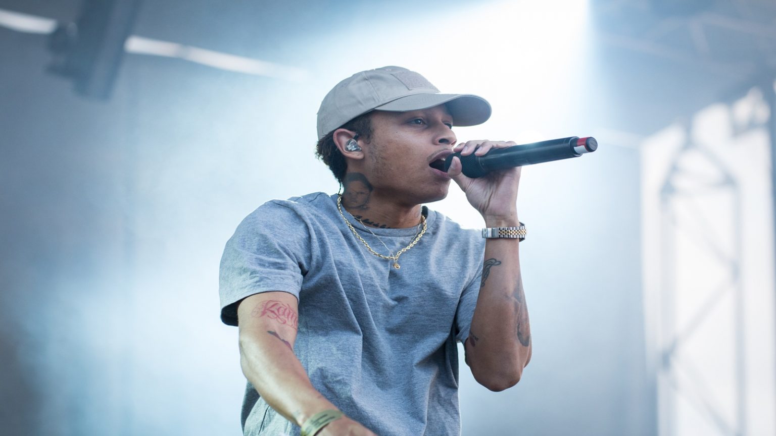 Photo de Voici les tweets les plus drôles sur Ateyaba et son nouveau projet « La vie en violet »