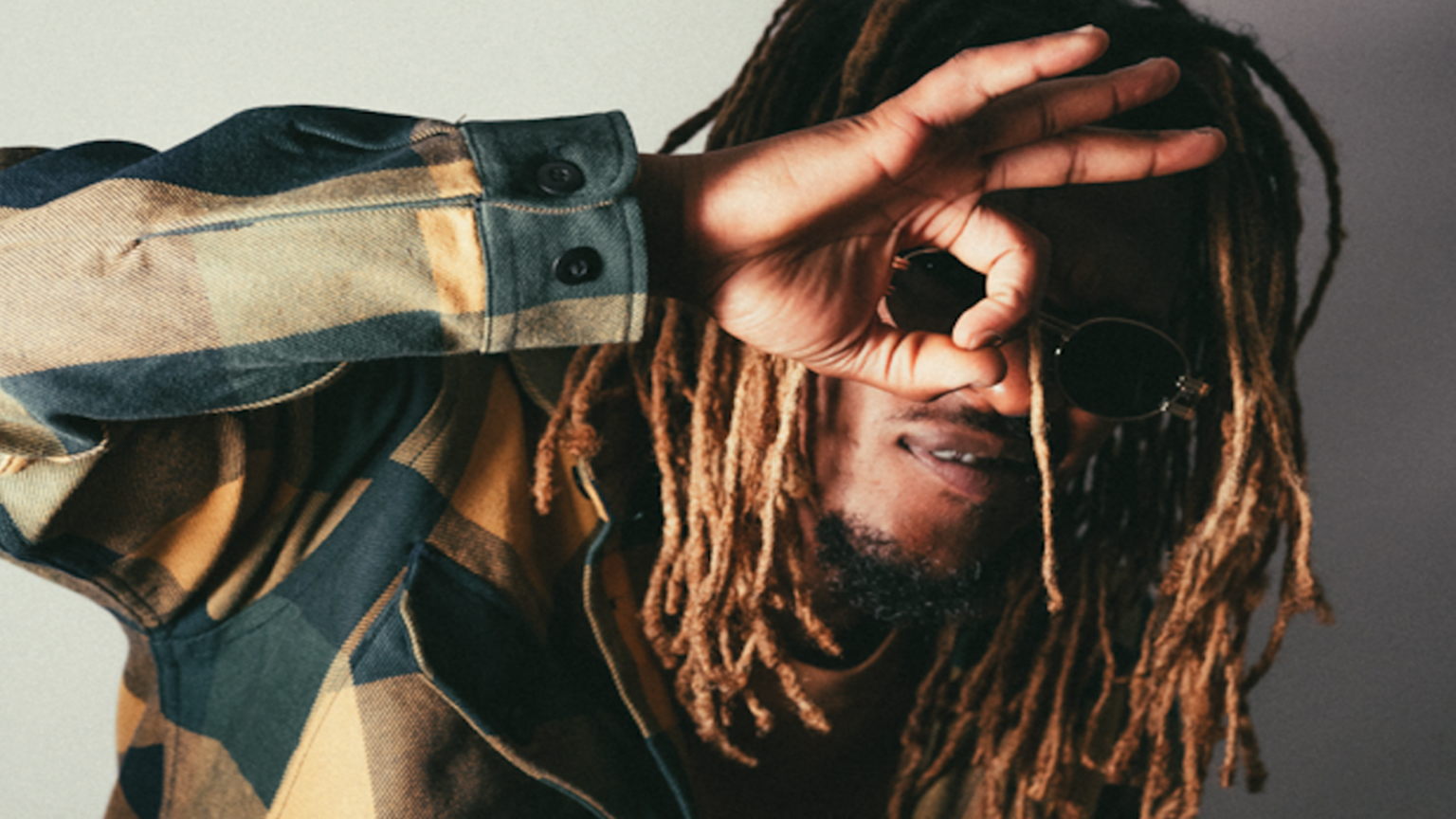 Photo de Woogui est Rêveur dans son nouveau clip