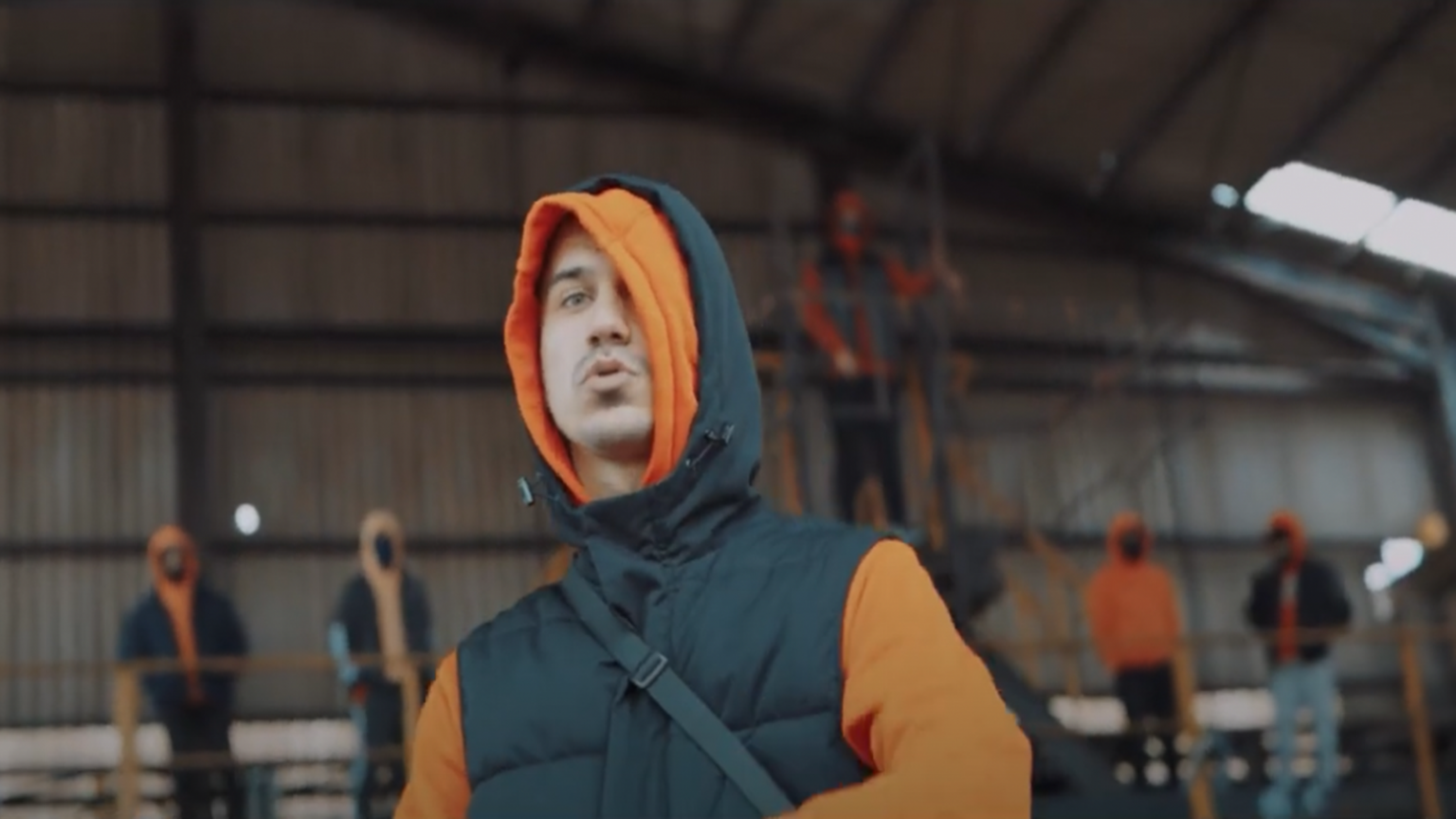 Tehory va mettre tout le monde d'accord avec son nouveau clip Je dois