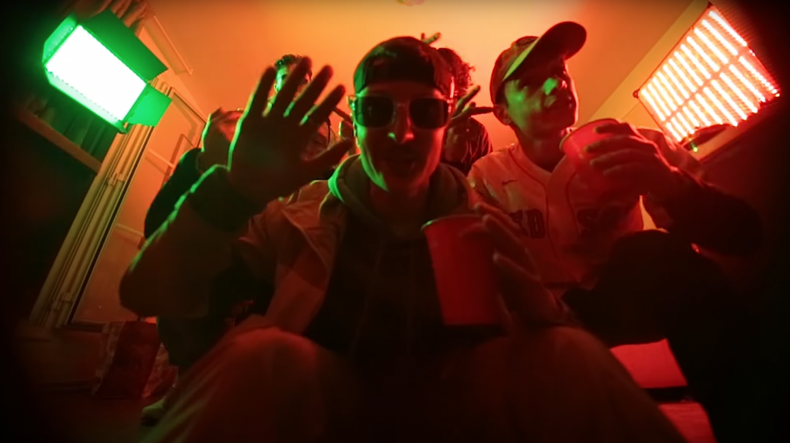 Photo de C'est l'été, « Videz les cups » et mattez le nouveau clip de Tarantino !