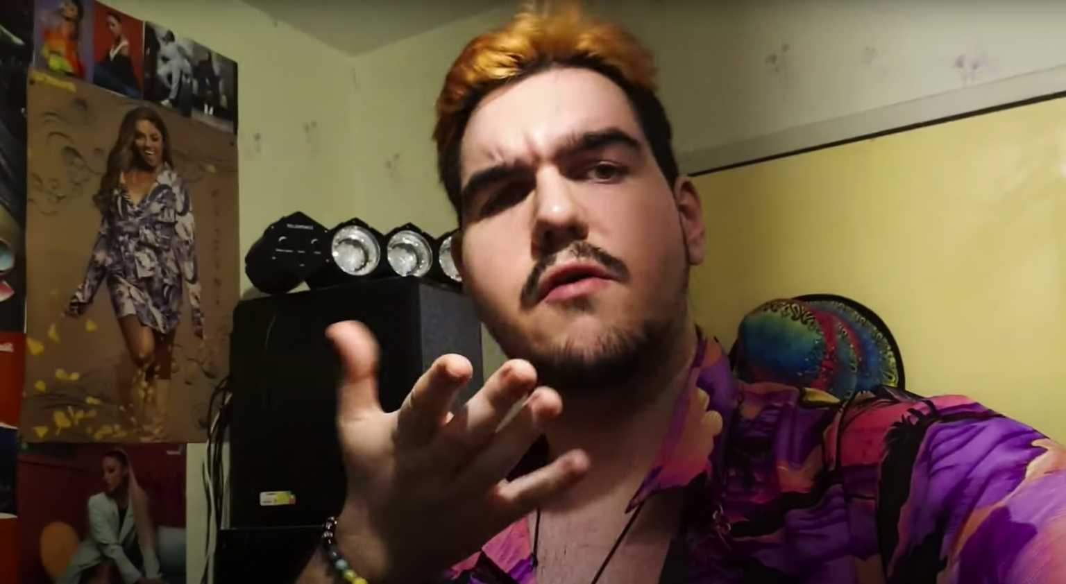 Photo de Galaxy BK envoie du love à Wejdene dans son nouveau clip « Ma Gow »