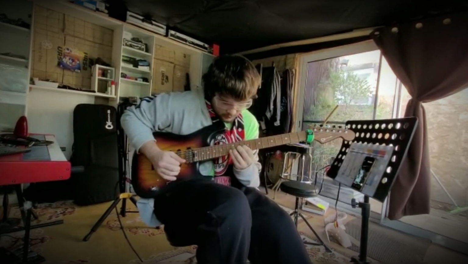 Photo de Exalted et la guitare, une véritable histoire d'amour...