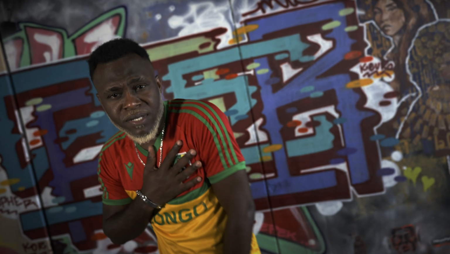 Photo de « C'comme ça » que ça se passe dans le nouveau clip de Monu