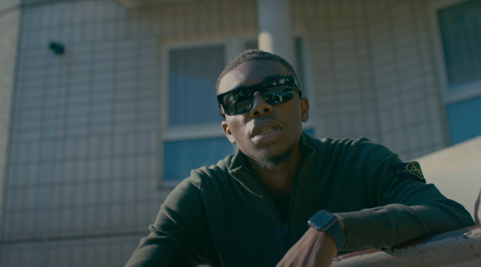 Photo de Douma Snow rappe son « Quotidien » dans son premier clip