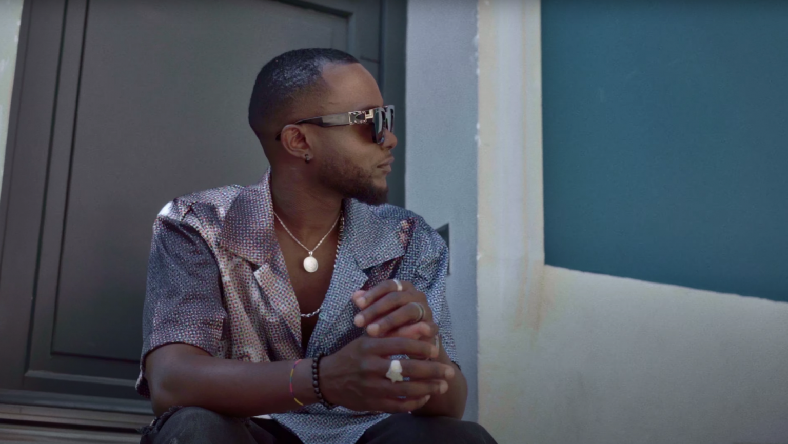 Photo de ZAINOSS vient « BOMBARDER » les coeurs avec son nouveau clip