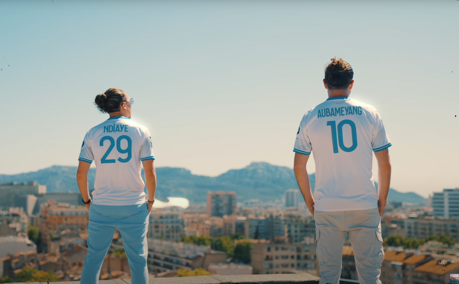 Photo de Niko et JKR courent après la mala dans leur nouveau clip « Pablo »